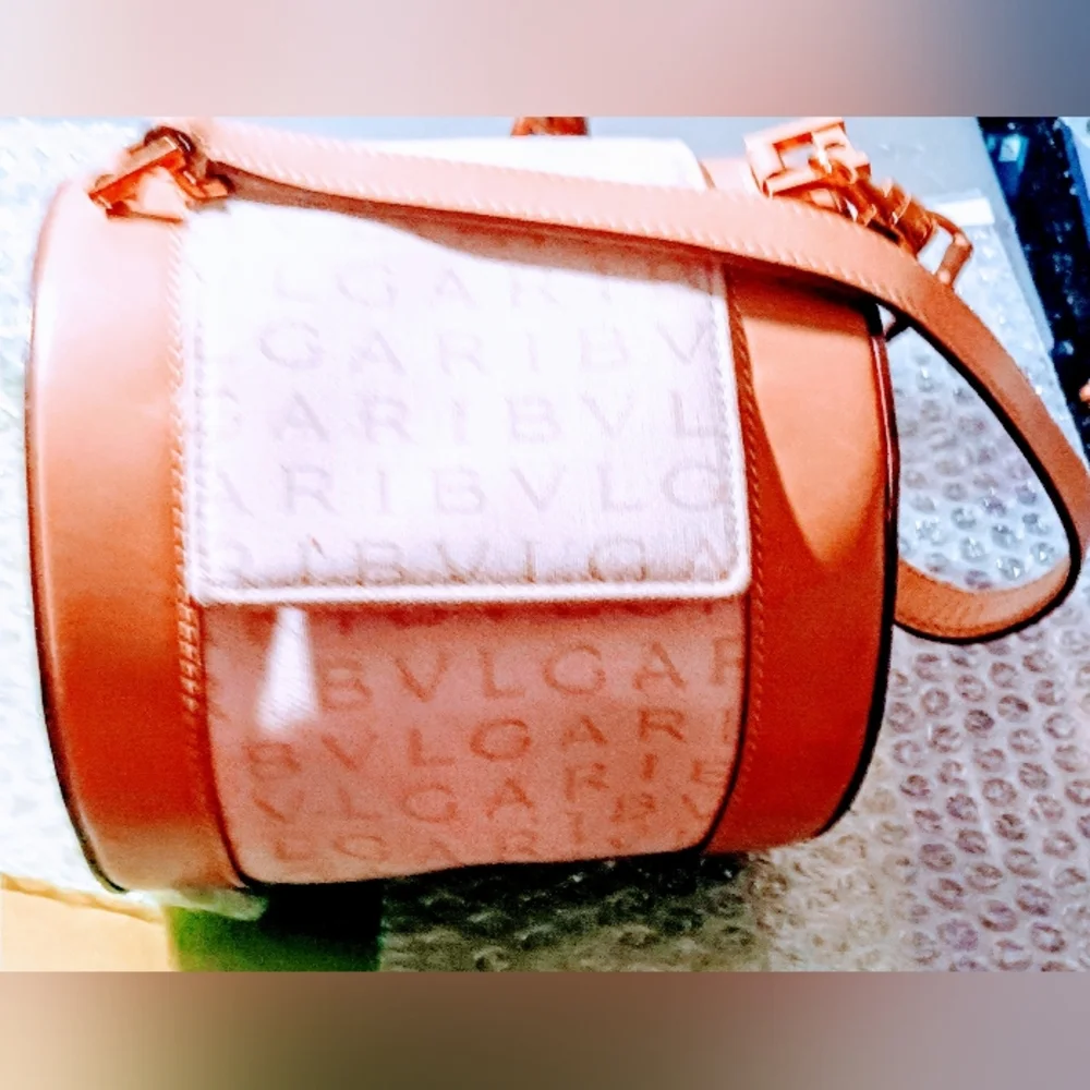 Bvlgari B-Zeto I Tan/Cream Logomania Cylinderical Made in Italy RV EAET Purse . - Picture 3 of 16